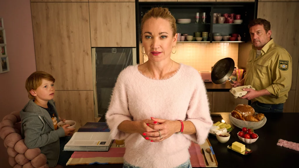 Lisa Maria Potthoff als Susi Pelle Küffner als Pauli und Sebastian Bezzel als Franz Eberhofer in Steckerlfischfiasko