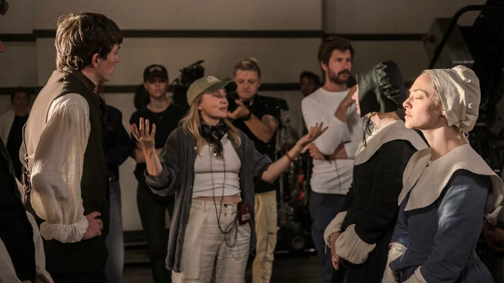 Regisseurin Mona Fastvold und Amanda Seyfried am Filmset von The Testament of Ann Lee