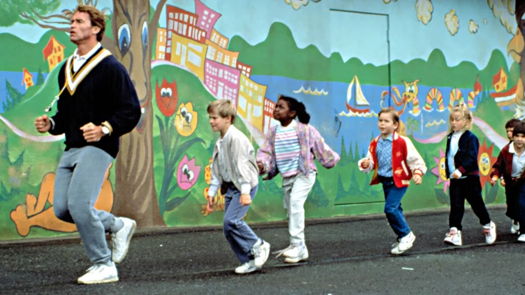 Arnold Schwarzenegger als John Kimble aus Der Kindergartencop