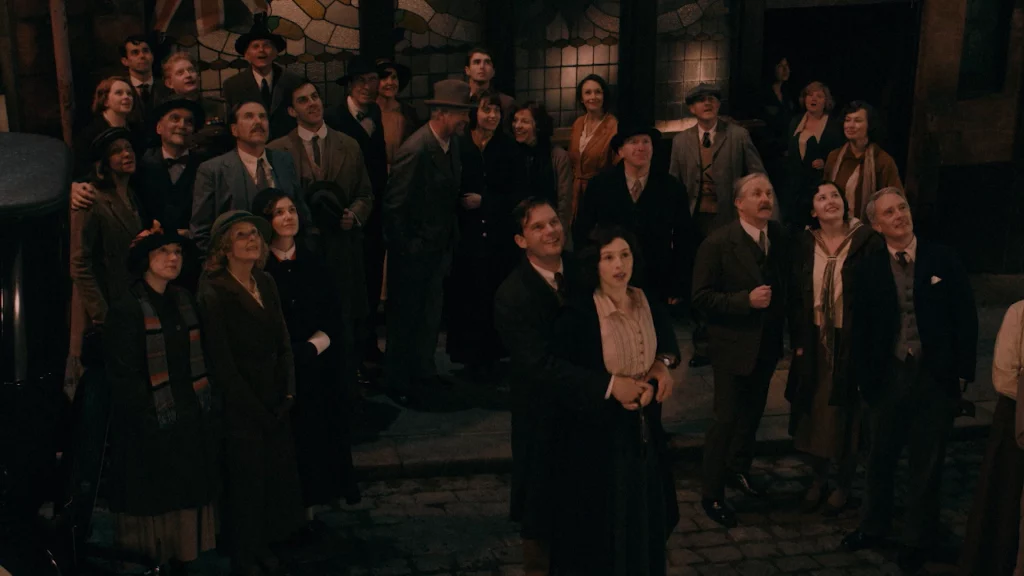 Jeremy Irvine als Henry & Hermione Corfield als Julia aus Outlander Blood of My Blood Staffel 2