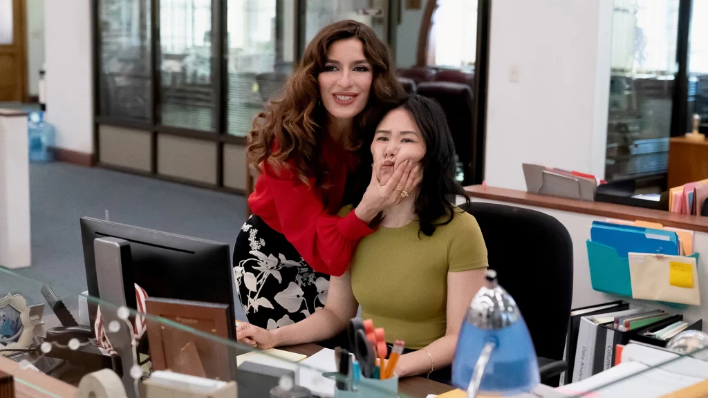 Sabrina Impacciatore als Esmeralda und Ramona Young als Nicole aus The Paper
